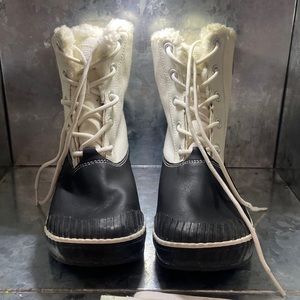 Keen Woman’s Elsa Boots size 7.5 waterproof white/black